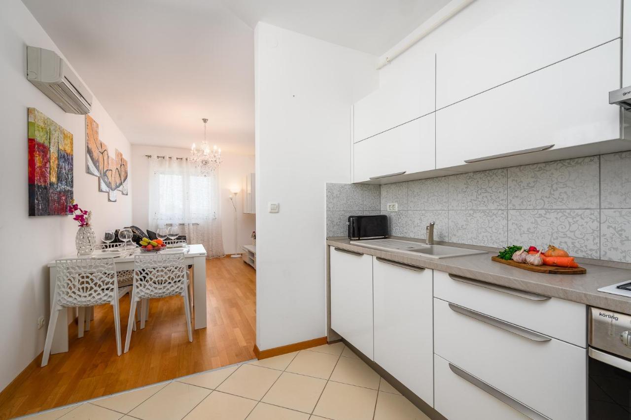 Centre, Modern App 2+2, Free Parking Apartment Pula